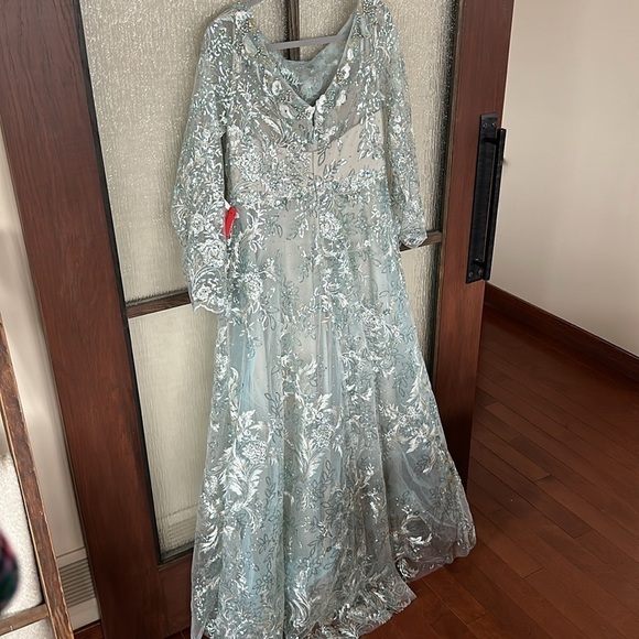 Mac Duggal FLORAL EMBROIDERED ILLUSION LONG SLEEVE GOWN size 6 NEW $498 - Picture 9 of 11